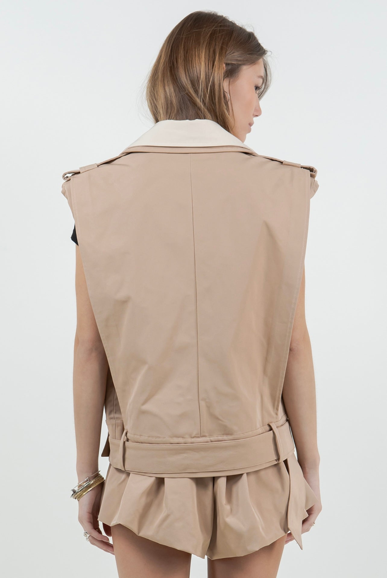 DOUBLE CONTRAST COLLAR VEST