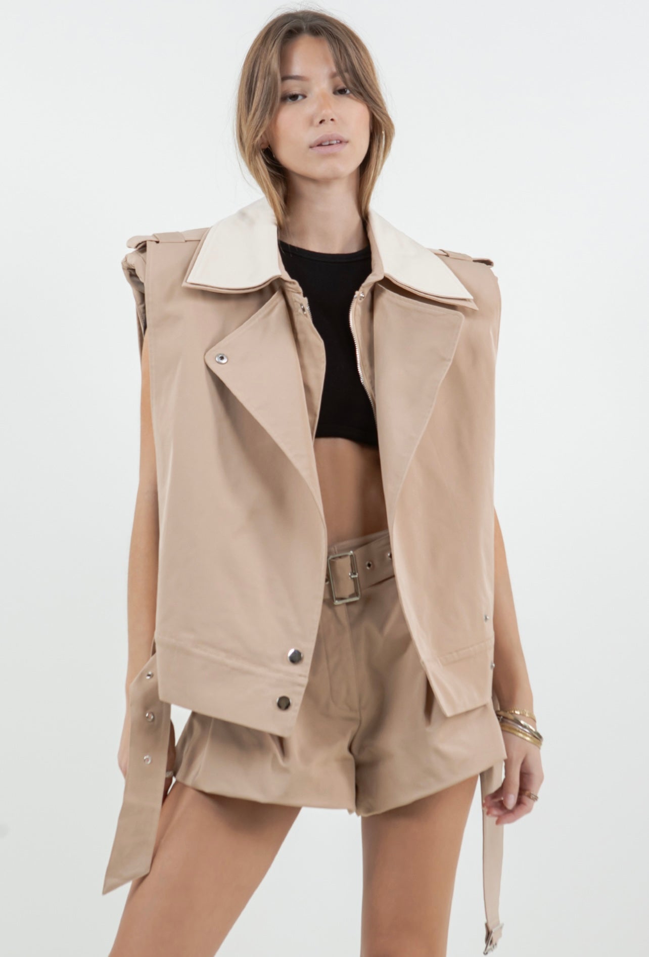 DOUBLE CONTRAST COLLAR VEST